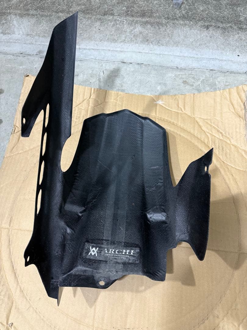 【ガツンとみかん】アーキ　z900rs カーボンリアフェンダー