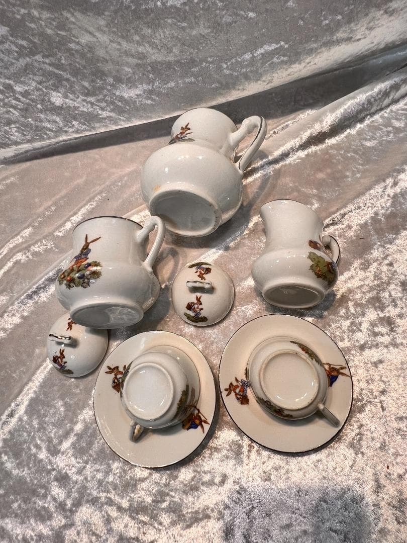 ポット　ミルク　シュガー　カップ＆ソーサー２個のセット 金彩　手描き