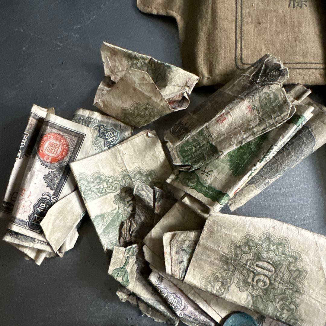削除前お値下げ‼️蔵出し軍隊手帳や古い財布勲章など財布にお金が入ったまま…