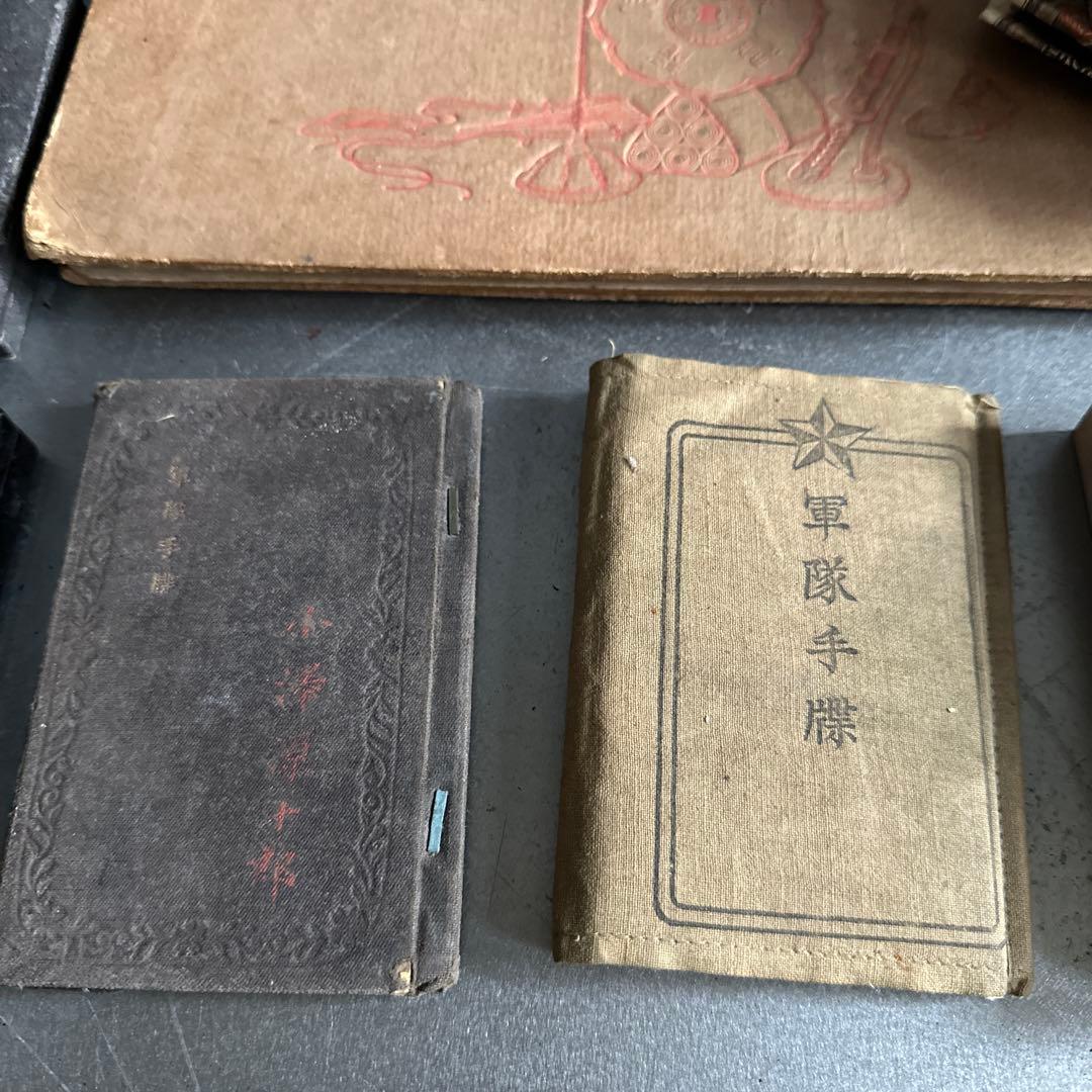 削除前お値下げ‼️蔵出し軍隊手帳や古い財布勲章など財布にお金が入ったまま…