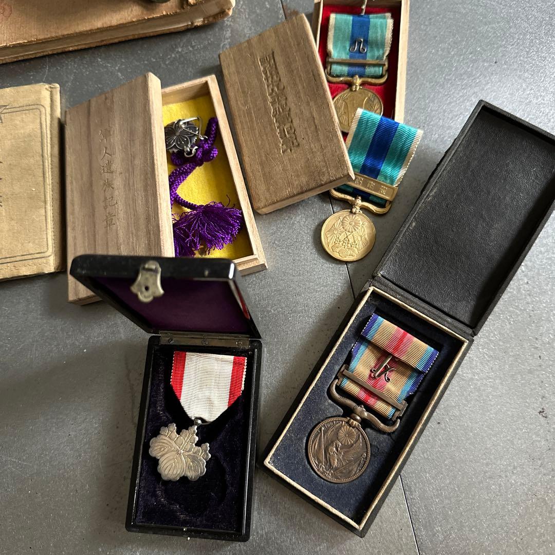 削除前お値下げ‼️蔵出し軍隊手帳や古い財布勲章など財布にお金が入ったまま…