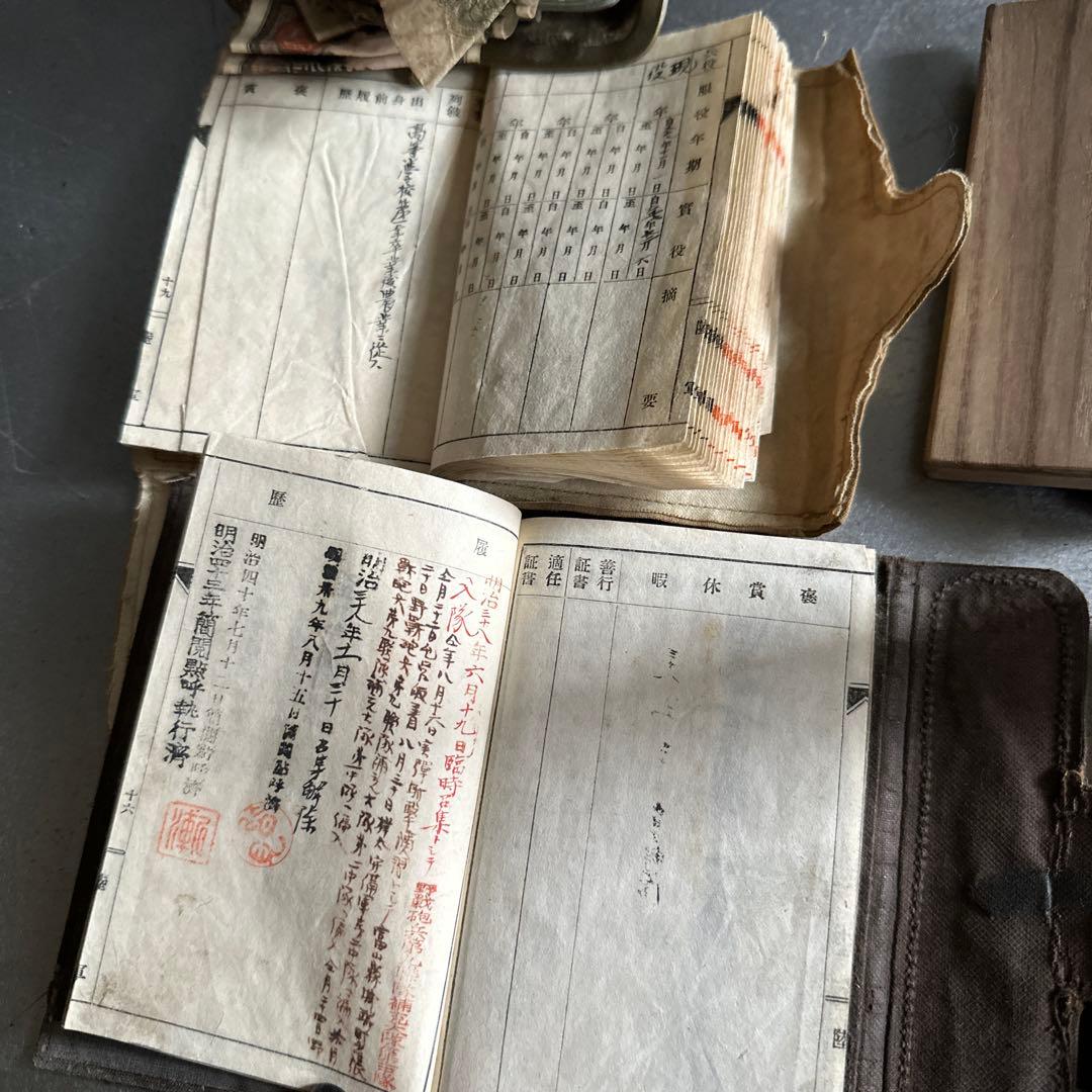 削除前お値下げ‼️蔵出し軍隊手帳や古い財布勲章など財布にお金が入ったまま…