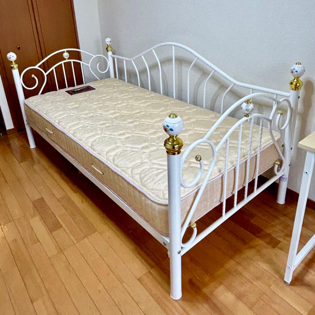ジュリア　シングルベッドフレーム ホワイト アイアン　ニトリ