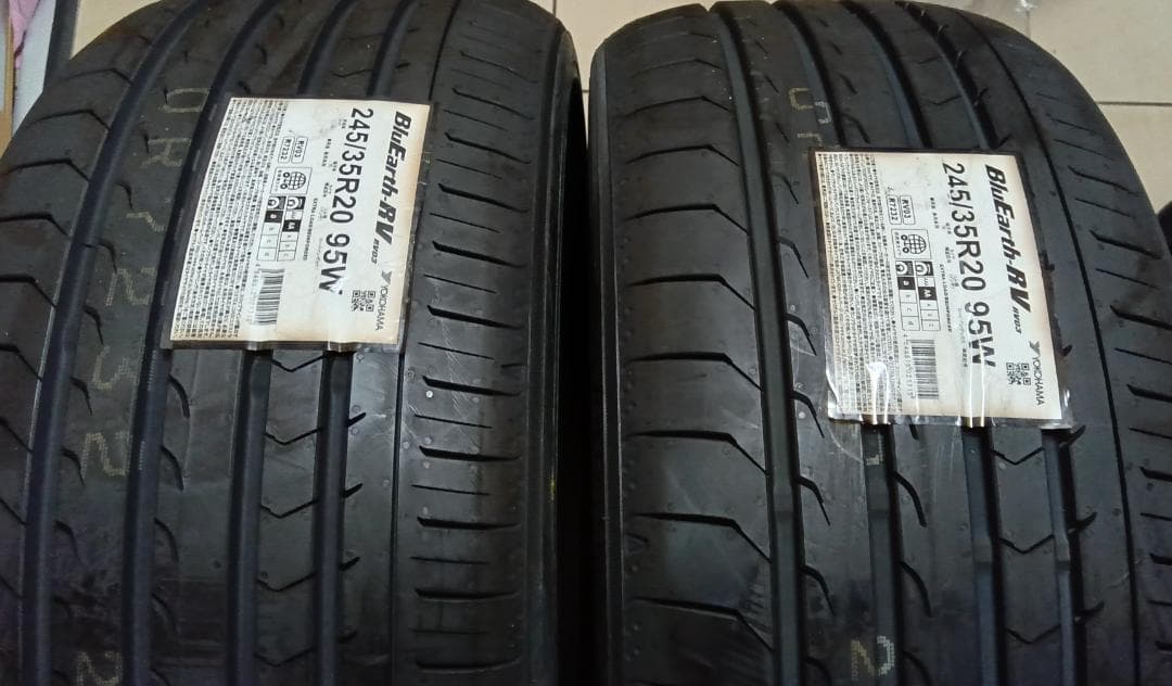その①送料含日本製未使用2本　245/35R20ヨコハマブルーアースRV03