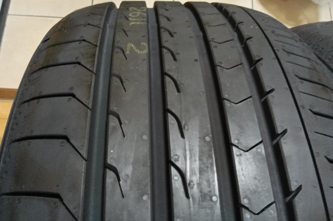 その①送料含日本製未使用2本　245/35R20ヨコハマブルーアースRV03