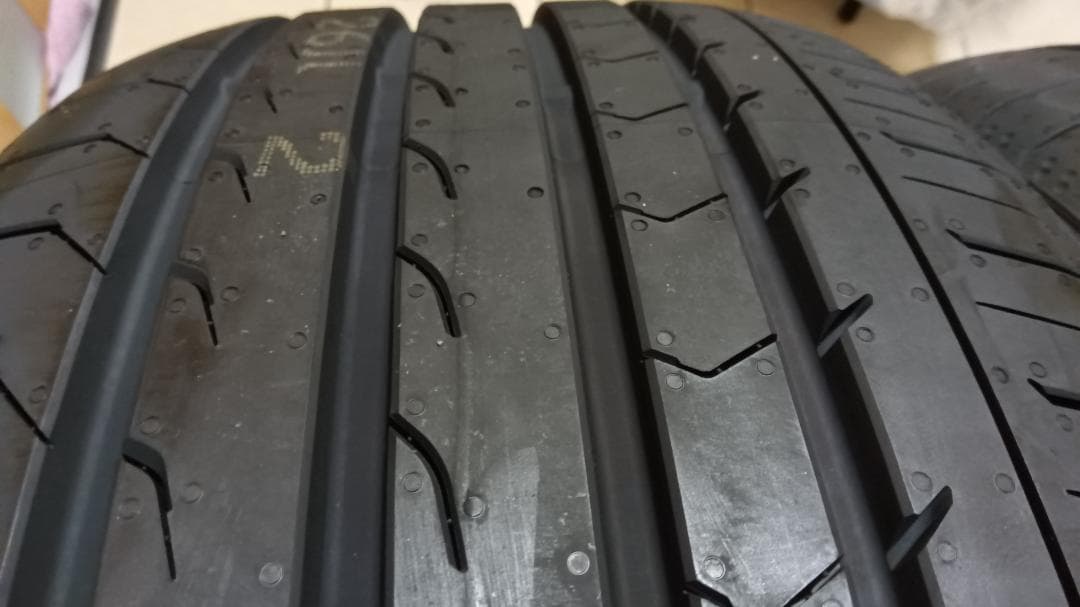 その①送料含日本製未使用2本　245/35R20ヨコハマブルーアースRV03