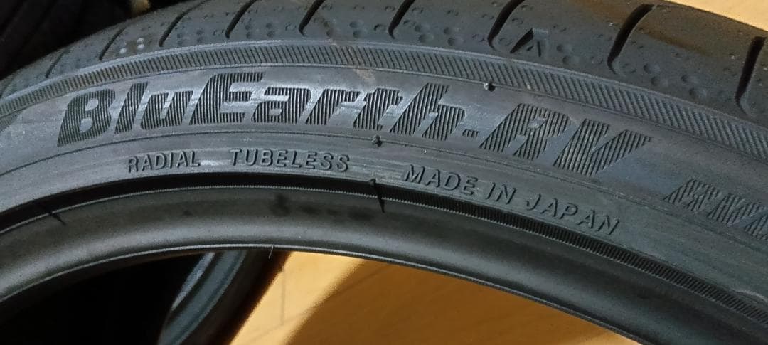 その①送料含日本製未使用2本　245/35R20ヨコハマブルーアースRV03