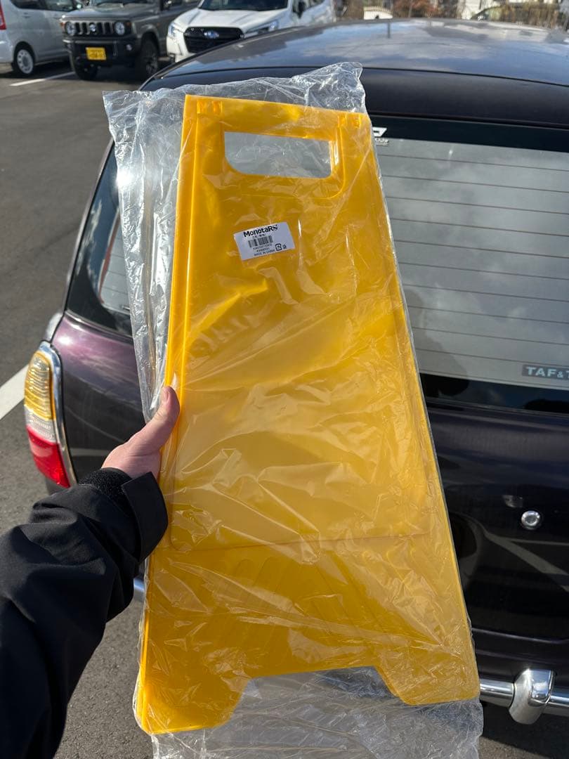 新品・未使用のモノタロウ製サインスタンドです。