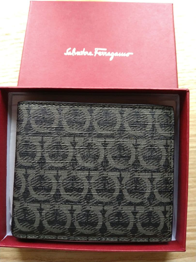 Salvatore Ferragamo 　ガンチーニ　二つ折り財布　未使用　箱付