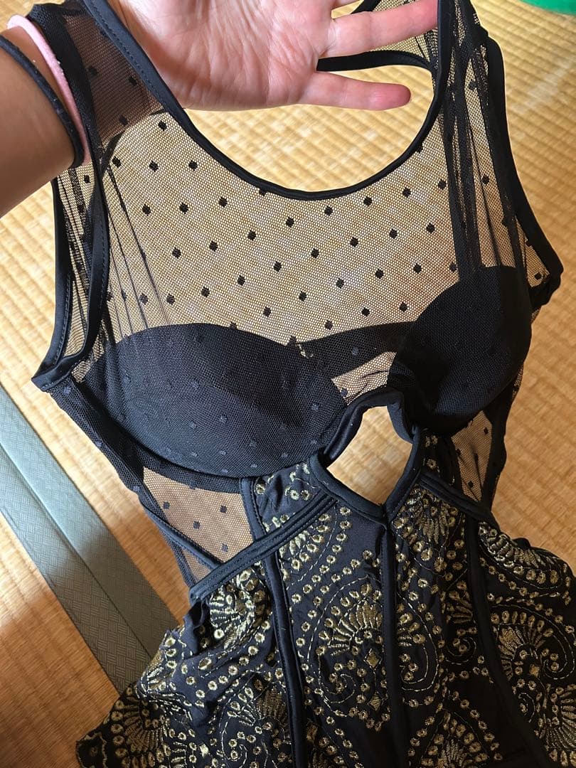 ビーズ刺繍付き黒ワンピース水着