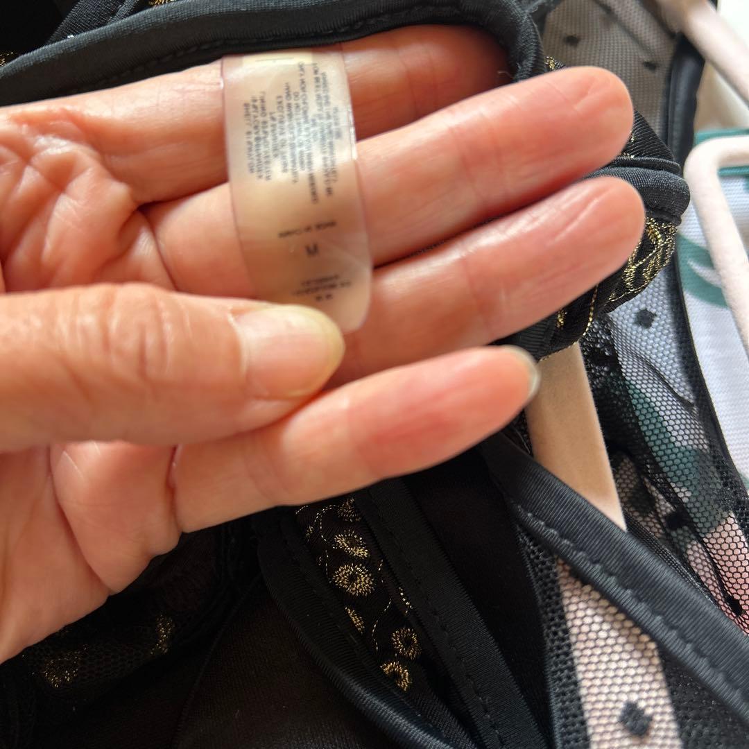 ビーズ刺繍付き黒ワンピース水着