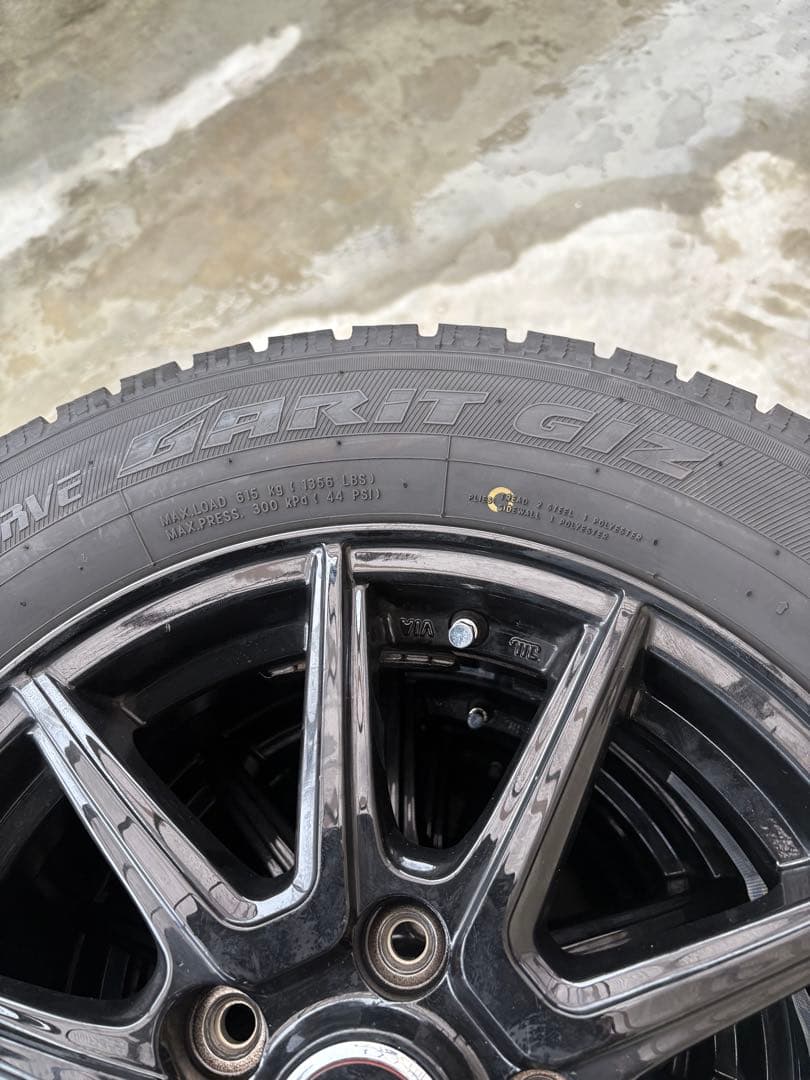 美品スタッドレスタイヤ15インチ ブラックホイール4本セット