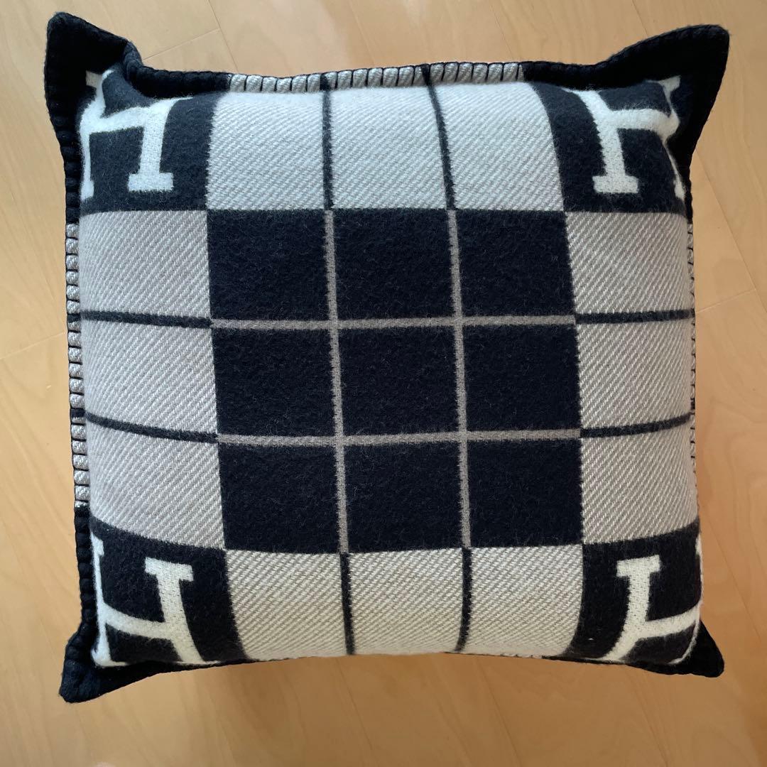 新品未使用　クッション 《アヴァロンIII》 PM