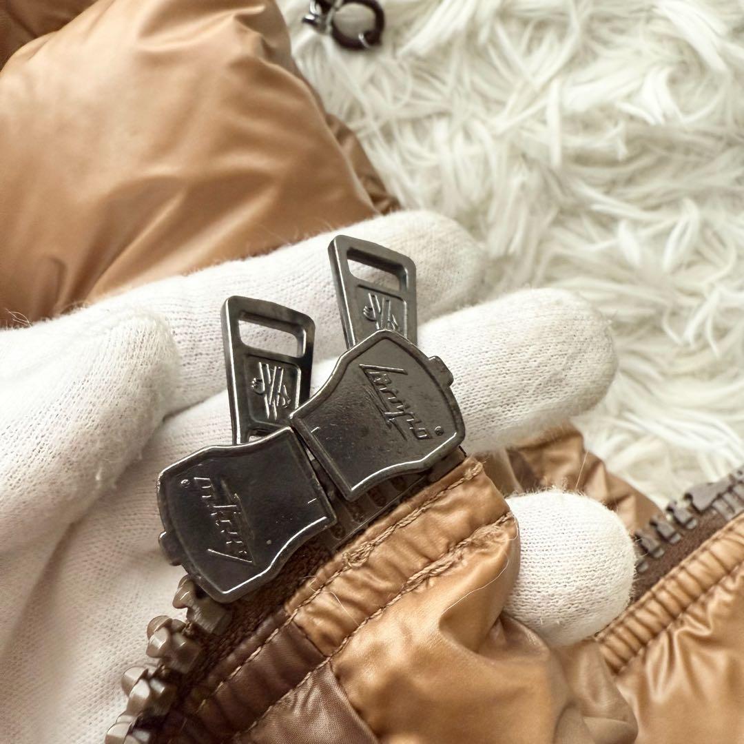 【モンクレール】バルトロメ ダウンベスト ブラウン　フード　ロゴワッペン　0