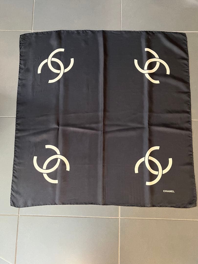 ヴィンテージCHANEL 大判シルクスカーフ　ココマーク　黒ベージュ