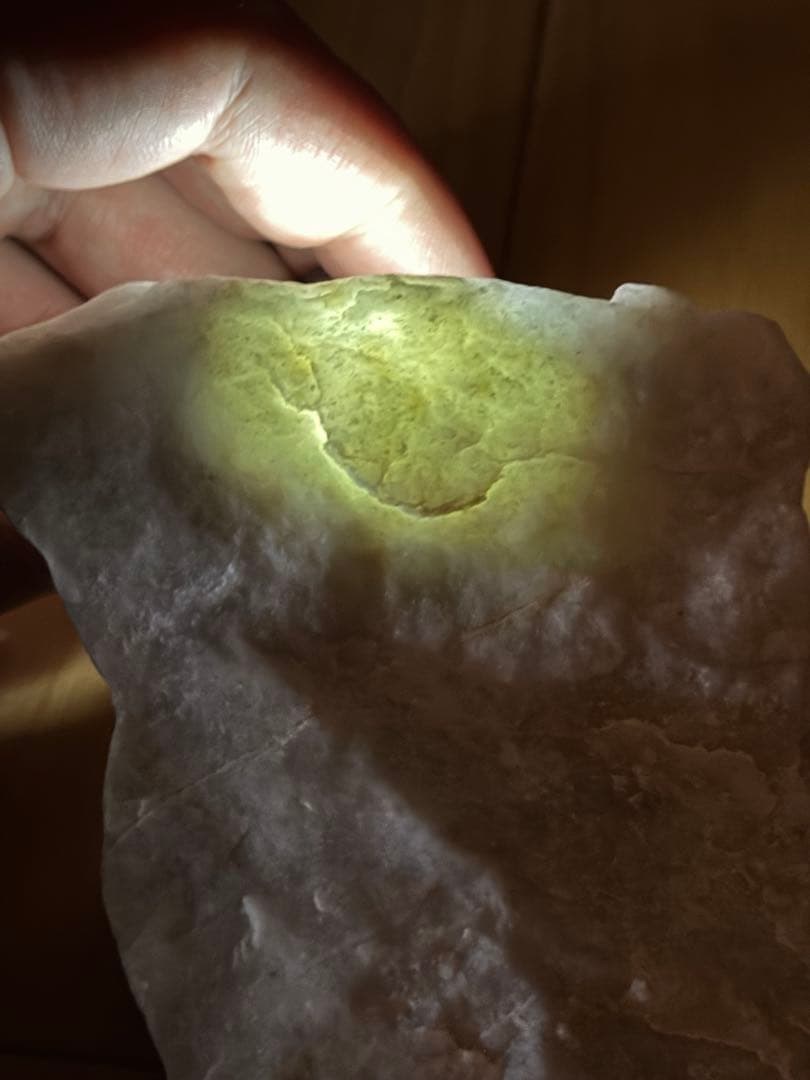 糸魚川翡翠　原石　565g