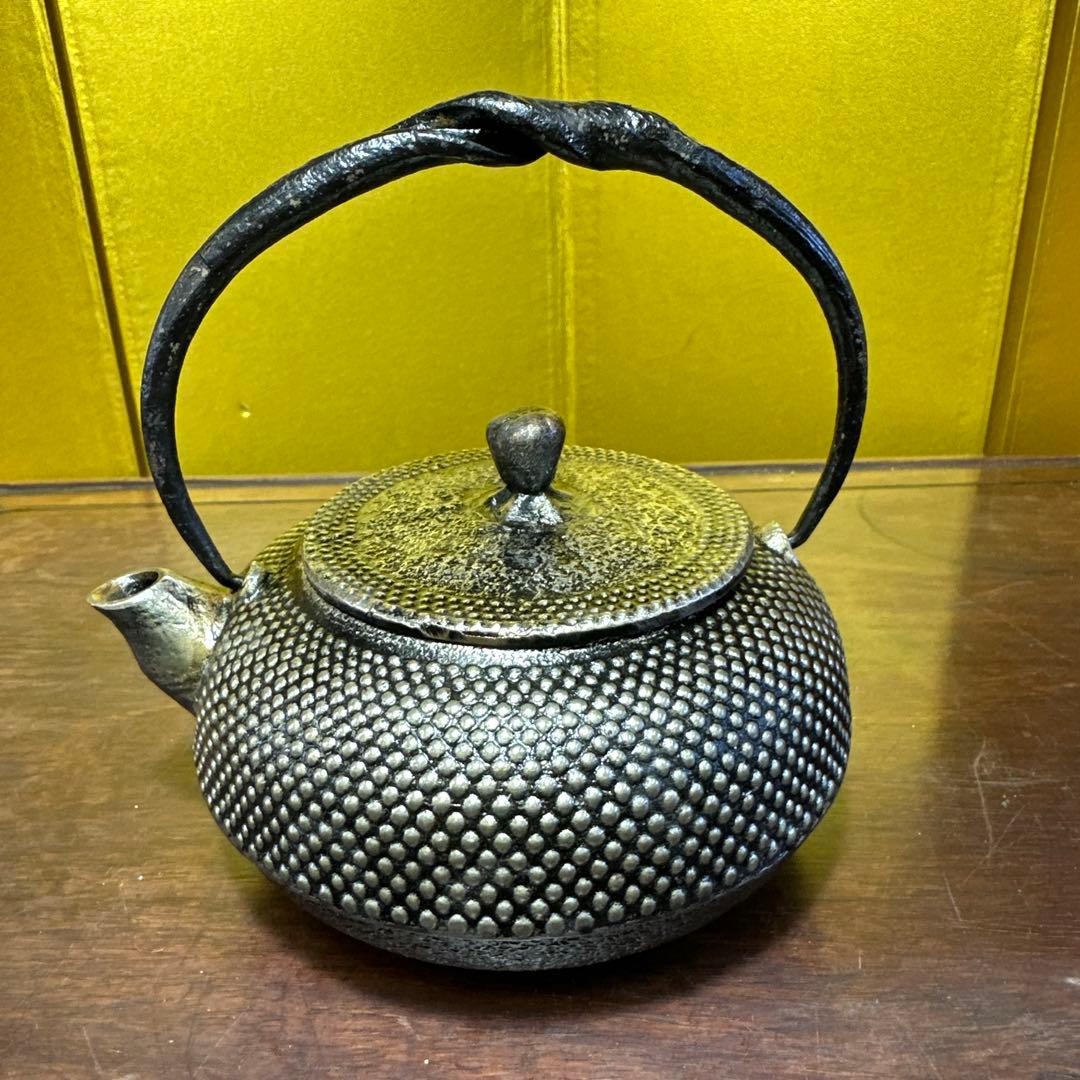 南部鉄瓶 ，砂鉄 ，健次郎 ，虫食蕾摘 ，あられ紋 ，茶道具