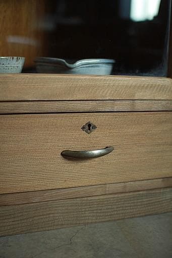 古い木枠のガラス戸棚　引き出し2杯　食器棚　水屋　キャビネット　古家具　古民家