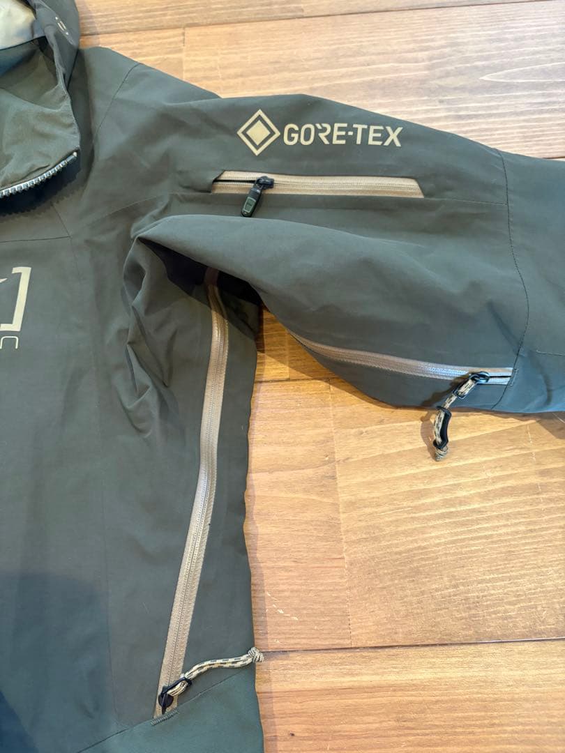 Burton [ak] GORE-TEX ジャケット オリーブ
