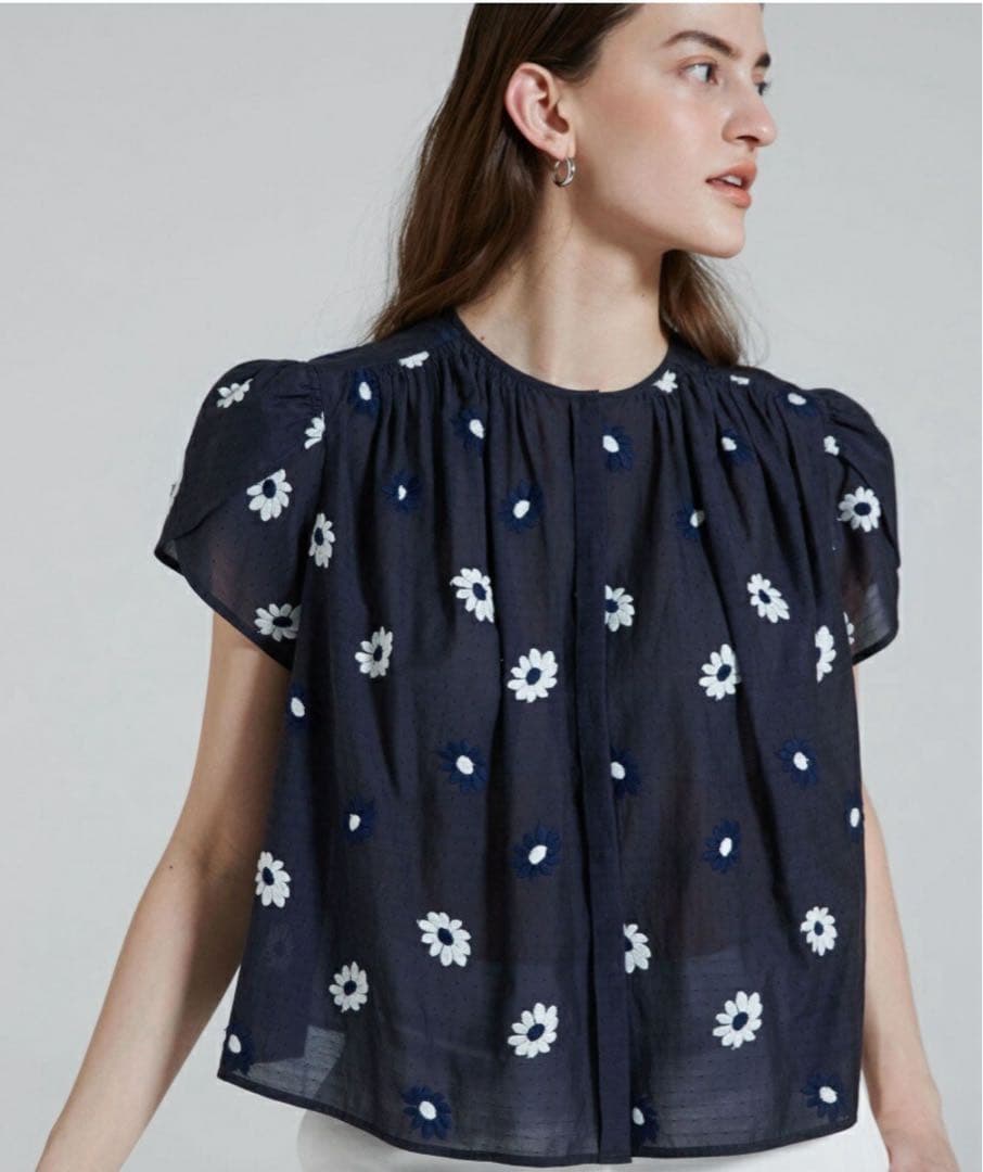 TOMORROWLAND collection マーガレット刺繍ギャザーブラウス