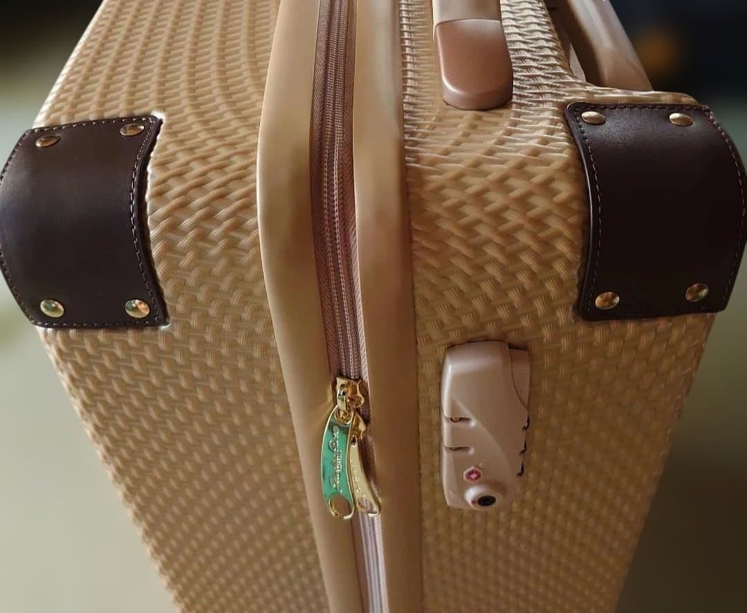 エレガント ベージュ キャリーケース