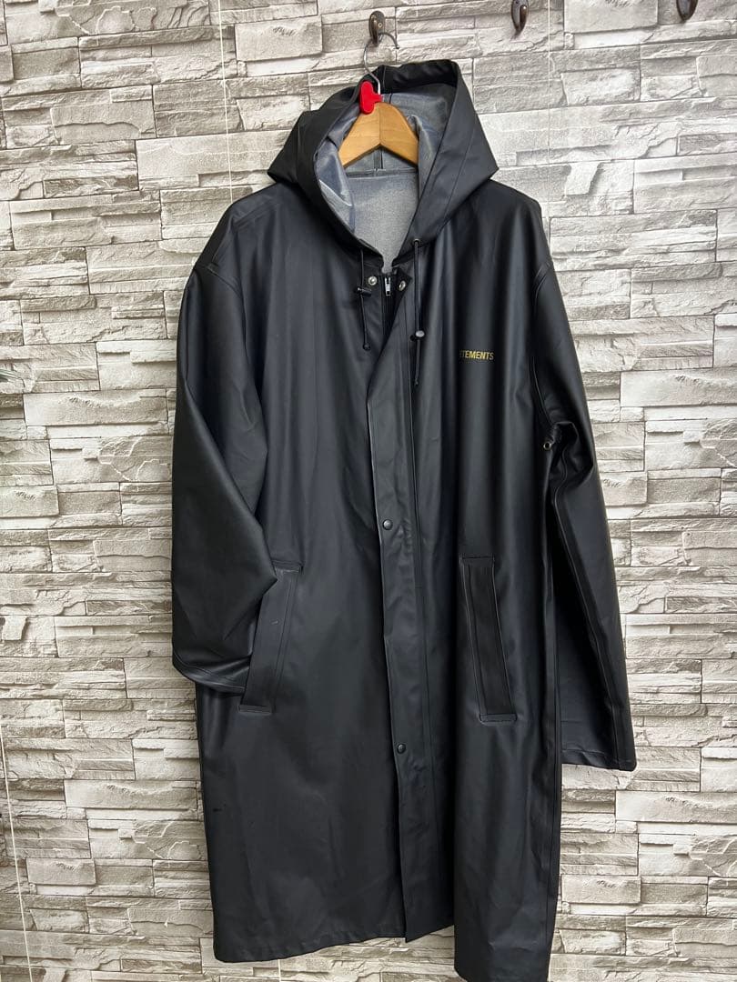 VETEMENTS ヴェトモン フード付き ブラック レインコート