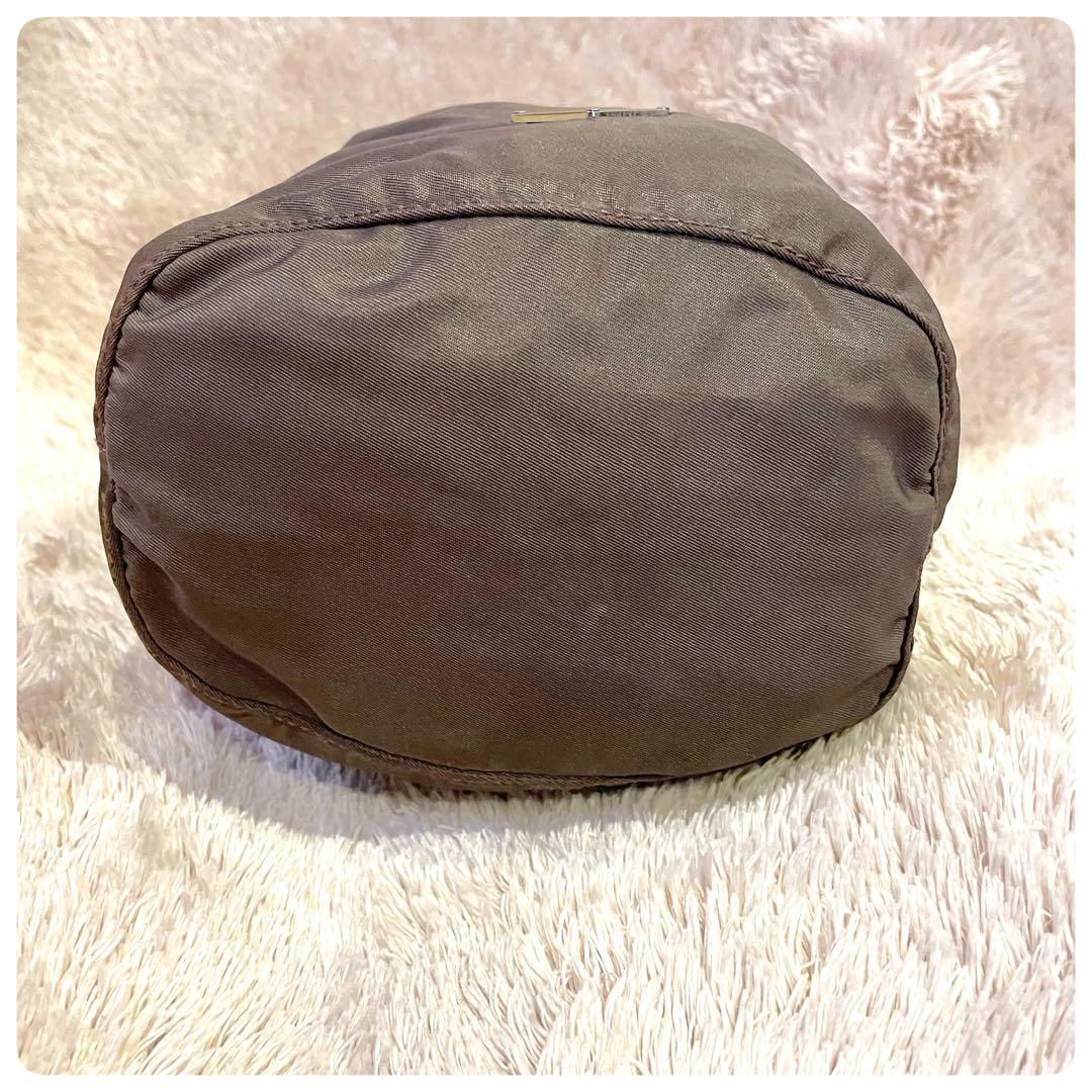 美品✨　プラダ　ドローストリング　ポーチ　カーキ　PRADA