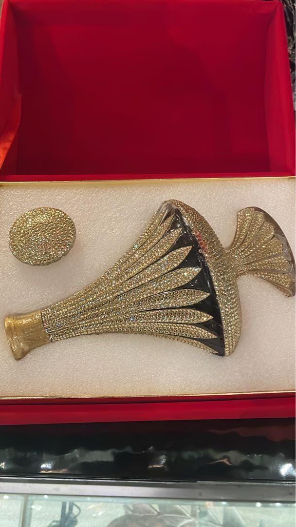 装飾的な金属製ブランデー瓶