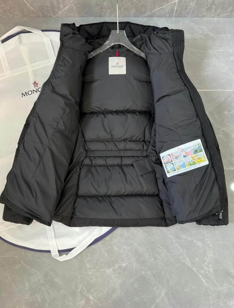 ✨人気✨ MON☆CLER ブラックダウンジャケット フード付き
