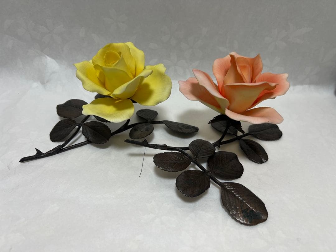 金属製の茎と葉を持つ黄色いバラで作品は装飾品としてだけでなく芸術作品2本セット