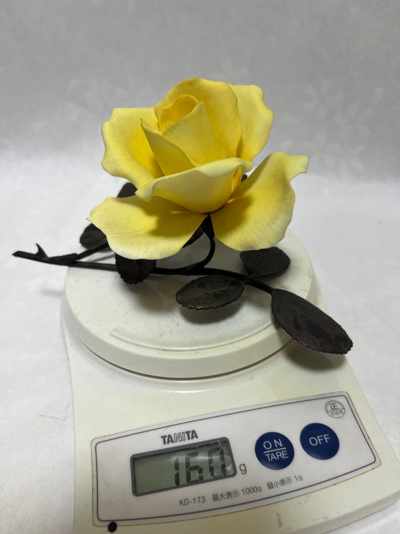 金属製の茎と葉を持つ黄色いバラで作品は装飾品としてだけでなく芸術作品2本セット