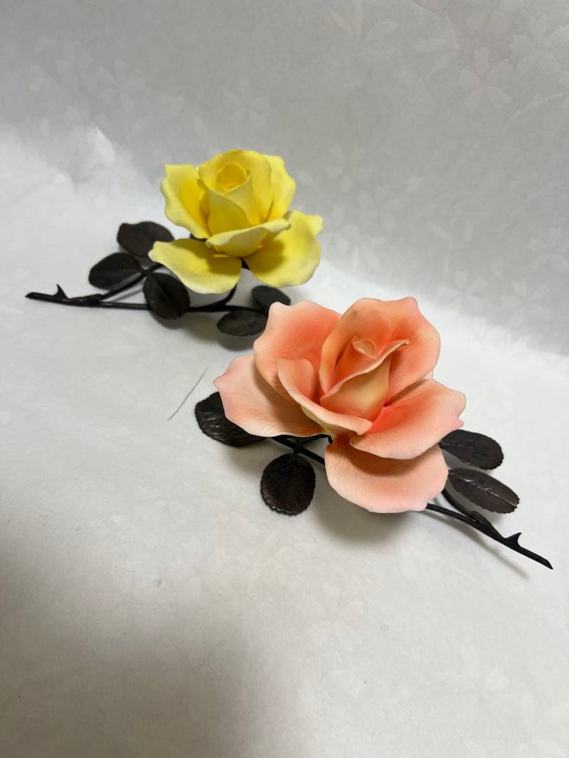 金属製の茎と葉を持つ黄色いバラで作品は装飾品としてだけでなく芸術作品2本セット