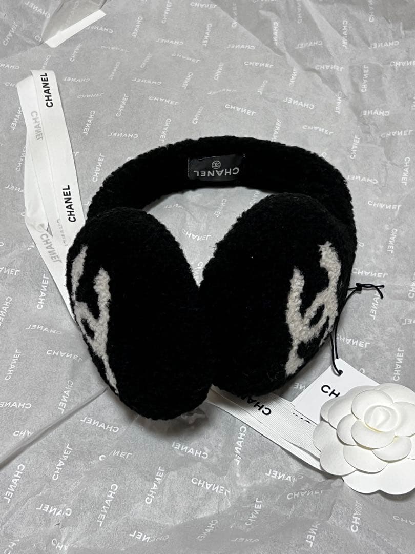 入手困難 ★ CHANEL イヤーマフ ロゴ入りモコモコ 耳あて
