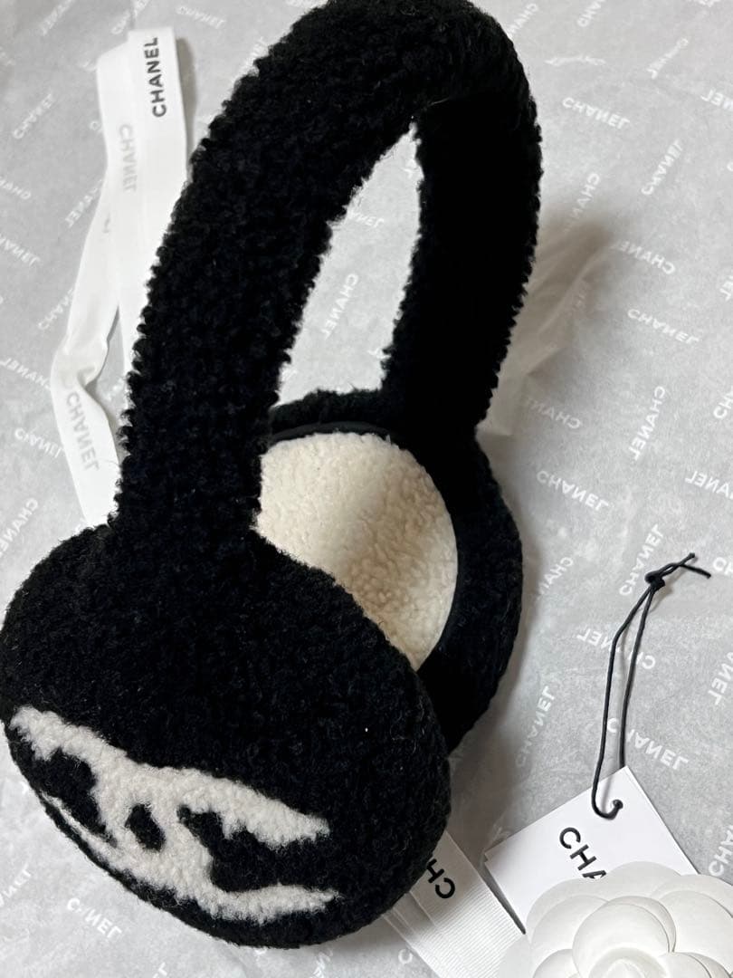 入手困難 ★ CHANEL イヤーマフ ロゴ入りモコモコ 耳あて