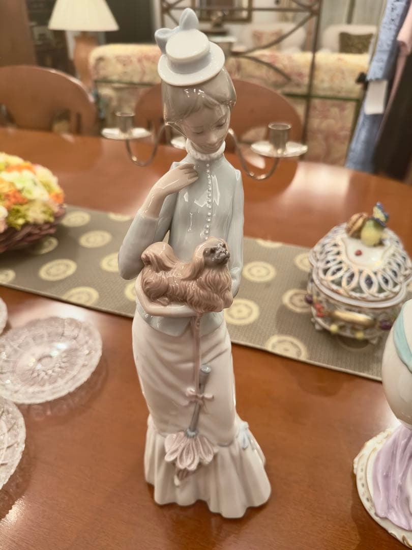 リヤドロ 仔犬を抱く貴婦人 子犬とお散歩　傘　フィギュリン