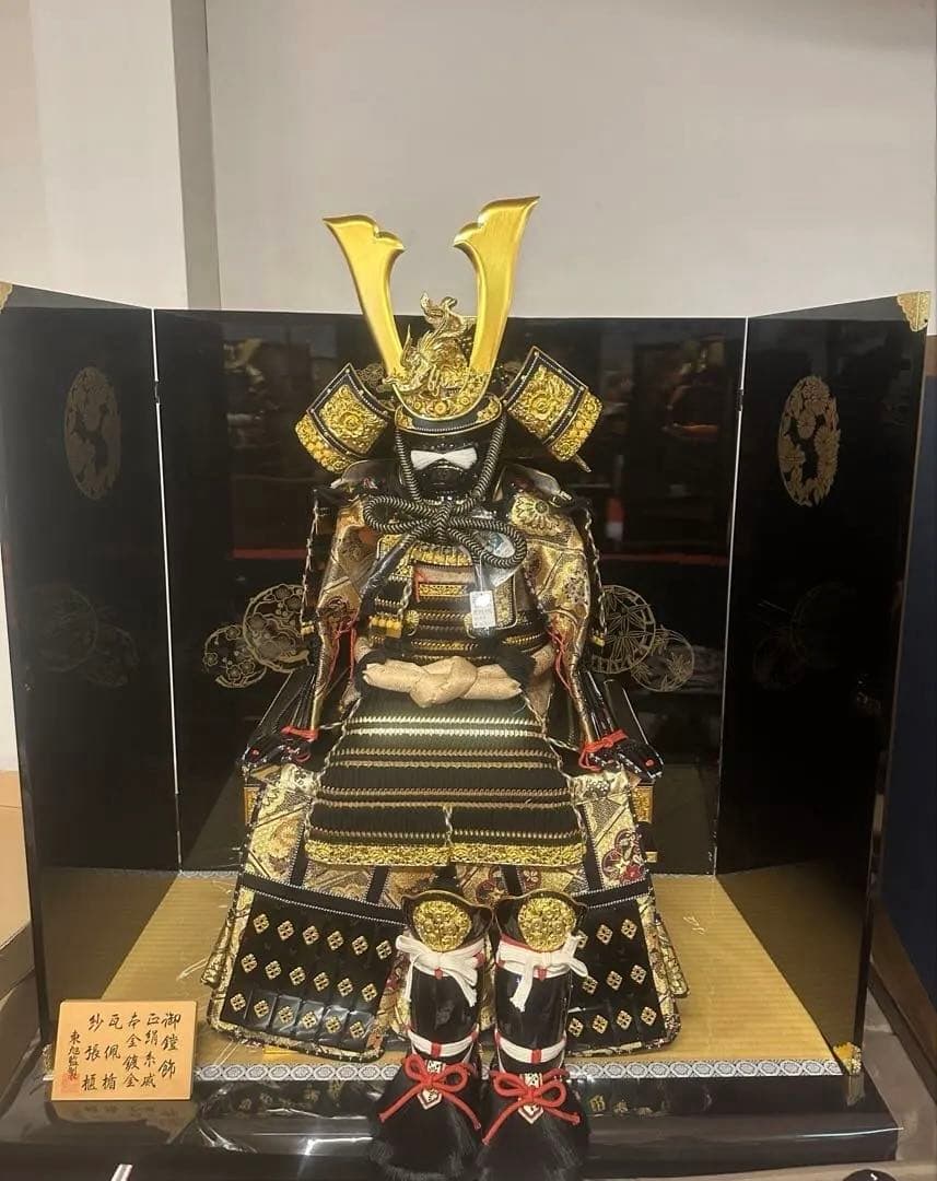 五月人形 鎧飾り 豪華兜鎧一式 金装飾 黒屏風付き 端午の節句 新品未使用