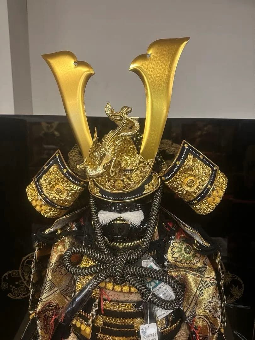 五月人形 鎧飾り 豪華兜鎧一式 金装飾 黒屏風付き 端午の節句 新品未使用