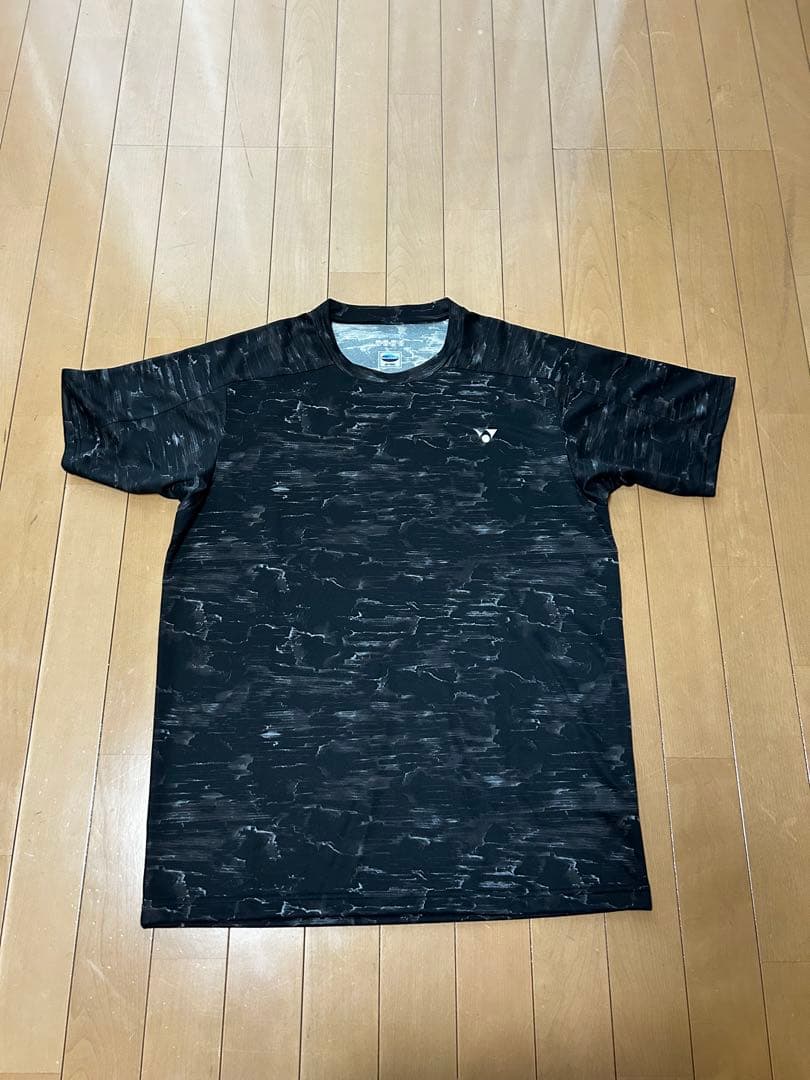 YONEX 半袖シャツ 黒 抽象模様