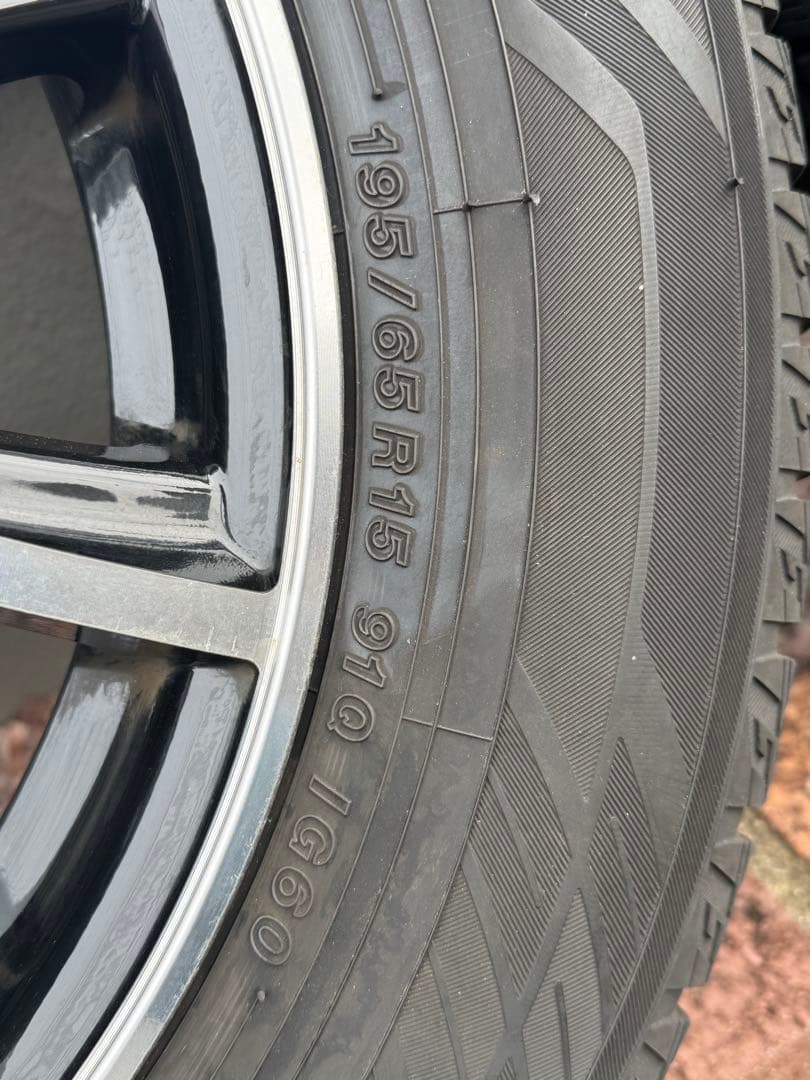 1/4から発送YOKOHAMA スタッドレス195/65R15 タイヤホイール付