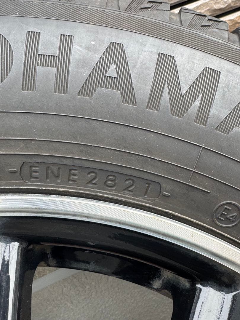 1/4から発送YOKOHAMA スタッドレス195/65R15 タイヤホイール付