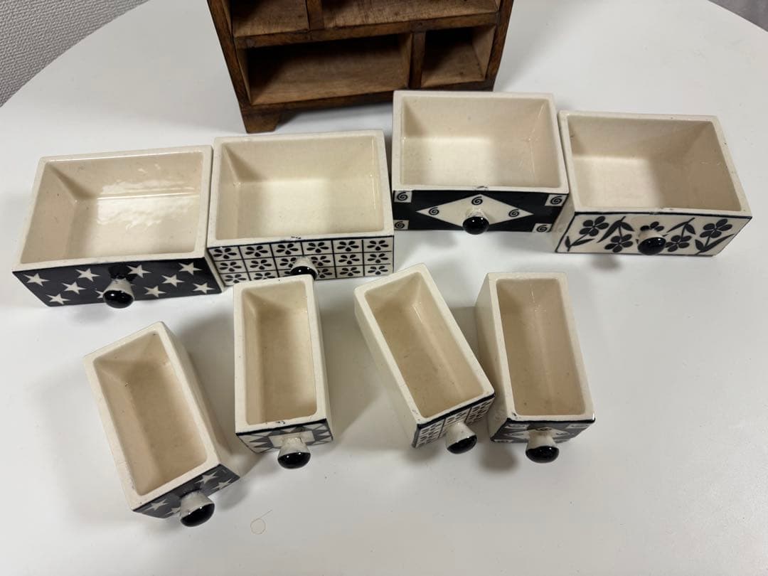 アンティーク小物入れ　木枠に陶器の引き出し