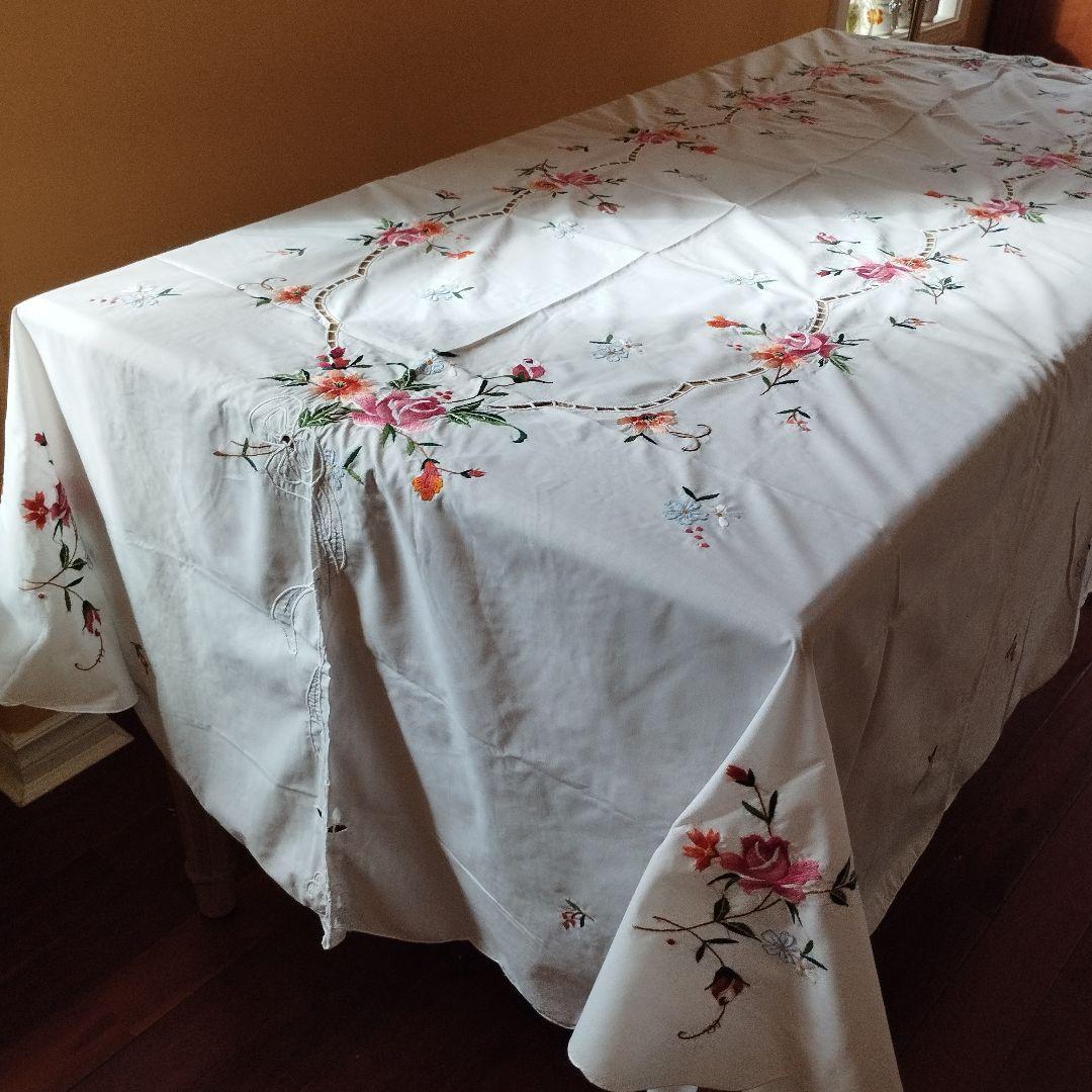 イギリスヴィンテージ　薔薇のモチーフ手刺繍　オーバル　大判　テーブルクロス