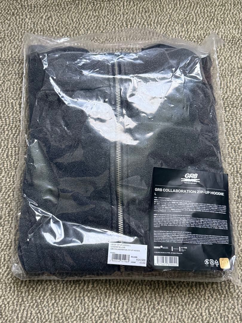 ルセラフィム GR8 コラボ　ジップアップ フーディー