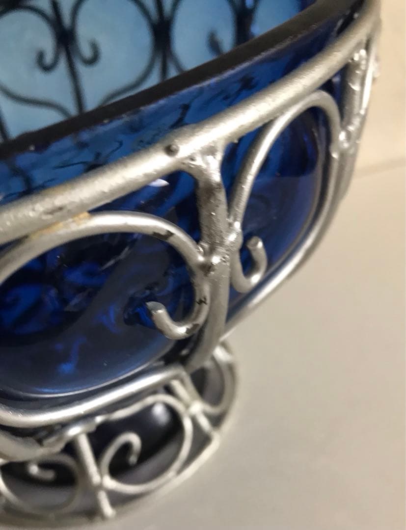 ヴィンテージ　青色高台器　ガラス球体 装飾金属ワイヤー付き