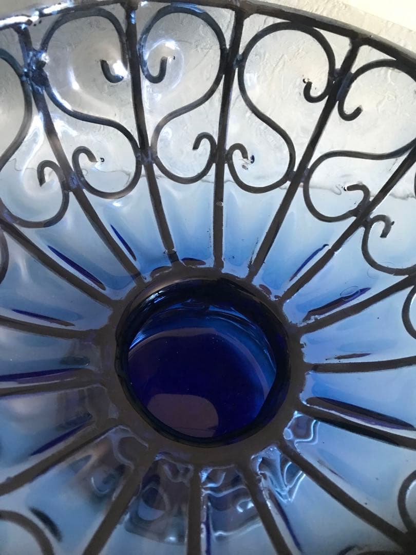 ヴィンテージ　青色高台器　ガラス球体 装飾金属ワイヤー付き