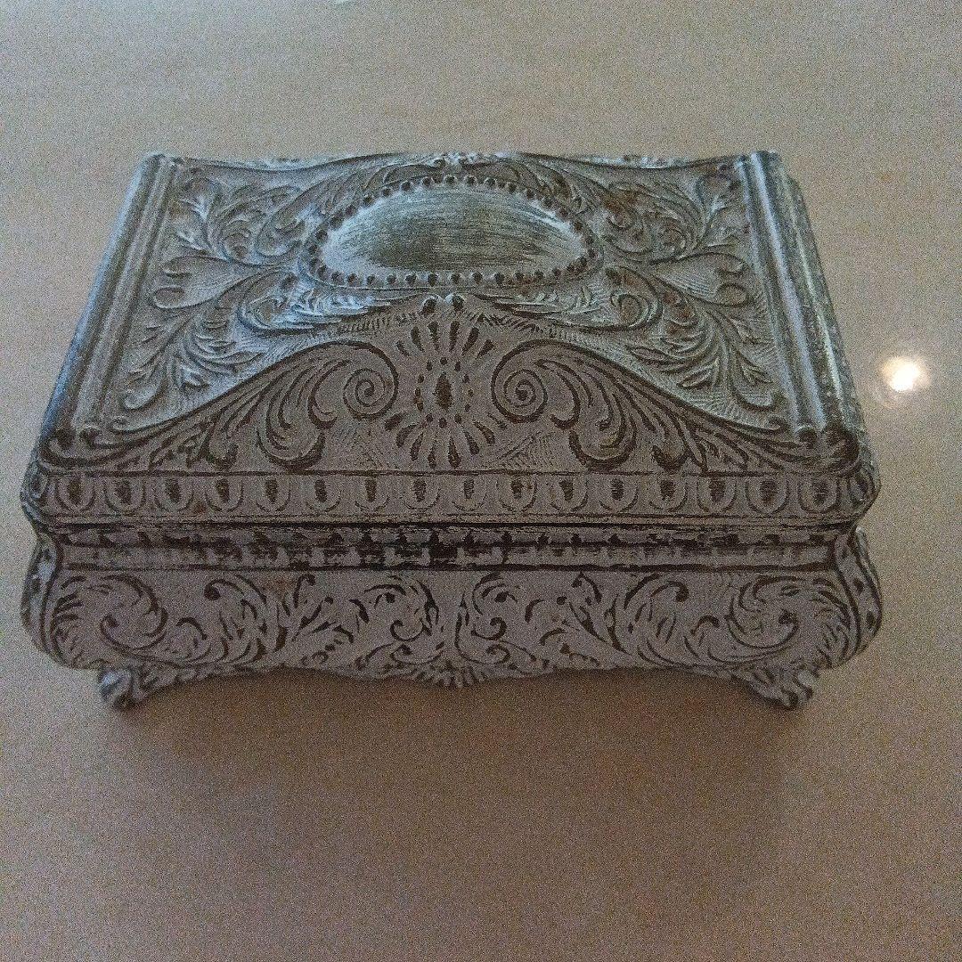 装飾的な金属製小物入れ