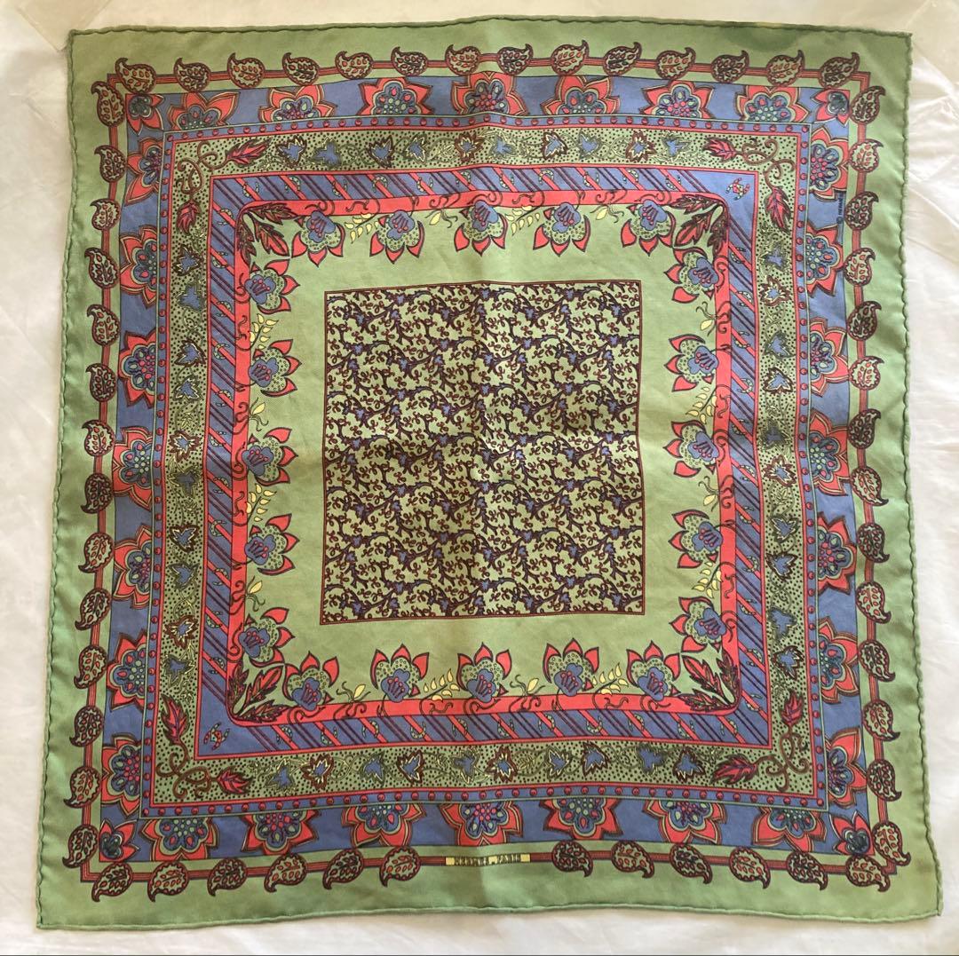 「美品」HERMES（エルメス）のスカーフ、カレ40 シルク素材で肌触りが素敵