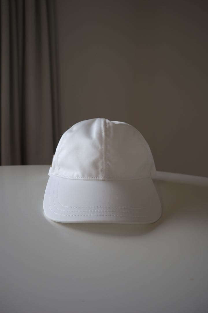 PRADA ホワイト ベースボールキャップ