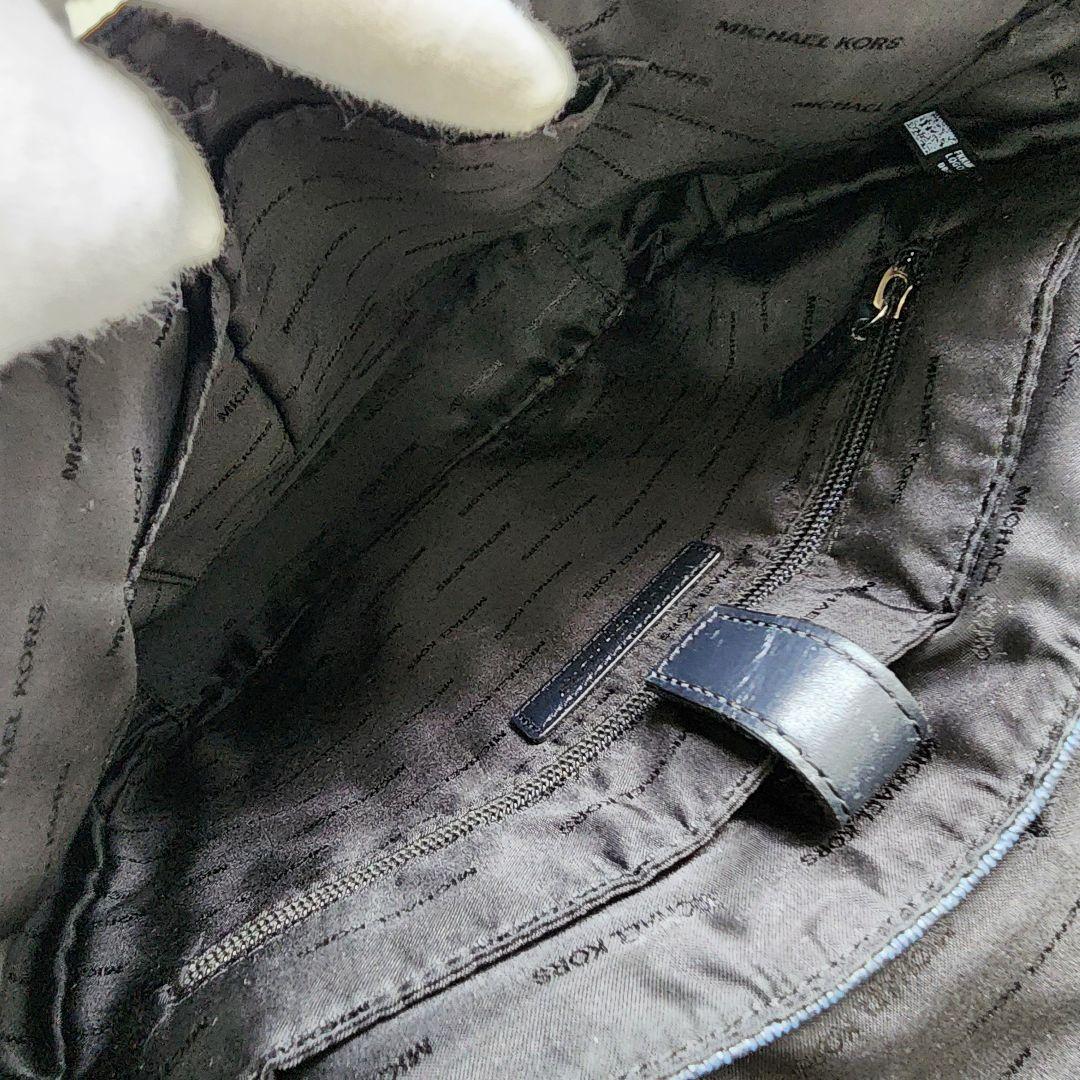 【美品】マイケルコース メッセンジャーバッグ ネイビー系 シグネチャー柄