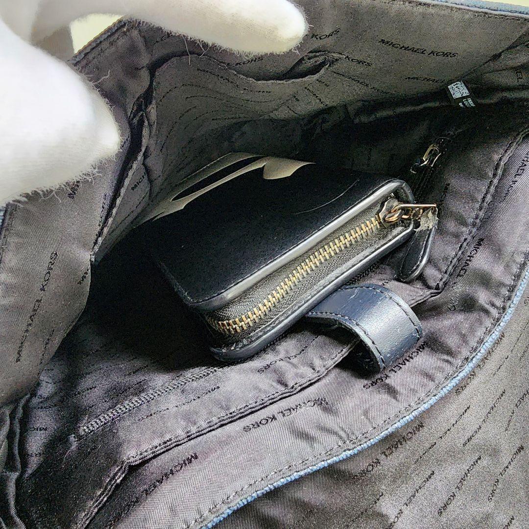 【美品】マイケルコース メッセンジャーバッグ ネイビー系 シグネチャー柄